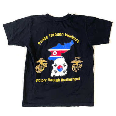 米軍放出品

MARINE プリントTシャツ ブラック

カラー：ブラック

サイズ：不明(Mサイズほど）
着丈:約56cm 身幅:約46cm 肩幅:約41cm 袖丈:約19cm

素材：コットン100％

フロント胸にワンポイント、バックに北朝鮮、韓国軍の紋章、地図がプリントされております。

※米軍放出品の為、画像の程度とは若干異なる場合がございますので予めご了承下さい。
(キズ、へこみ、汚れ、穴あき、ほつれ、色味、文字書き入れなど)

