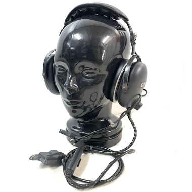 米軍放出品

OTTO HEADSET ブームマイクロフォン セットブラック

カラー：ブラック

サイズ：フリー

コスプレ、コレクション等にいかがでしょうか。

※可動に関しては不明です。

※米軍放出品の為、画像の程度とは若干異なる場合がございますので予めご了承下さい。
(キズ、へこみ、汚れ、穴あき、ほつれ、文字書入れ(名前、ナンバー)など