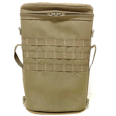 米軍放出品

USMC オプティックポーチ コヨーテ

カラー：コヨーテ

サイズ：約45×30×17cm

素材：ナイロン

楕円型の肉厚なポーチです。

精密機械、アウトドアグッズなどの収納にオススメです。

背面にスティックがありバックパックに取り付けることができますので容量の拡張としても使用できます。

背面は縦にジッパーがございますが用途不明です。

※米軍放出品の為、画像の程度とは若干異なる場合がございますので予めご了承下さい。
(キズ、へこみ、汚れ、穴あき、ほつれ、文字書入れ(名前、ナンバー)など