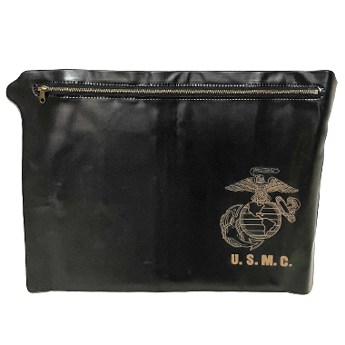 米軍放出品

USMC ラバーポーチ ブラック

カラー：ブラック

サイズ：約30×41cm

素材：ラバー

薄いラバー製のポーチです。

※米軍放出品の為、画像の程度とは若干異なる場合がございますので予めご了承下さい。
(キズ、へこみ、汚れ、穴あき、ほつれ、文字書入れ(名前、ナンバー)など