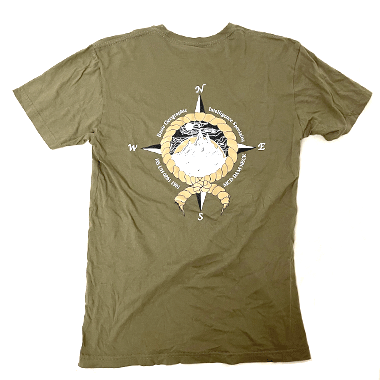 米軍放出品

ミリタリープリントTシャツ OD

カラー：OD

サイズ：S
着丈:約64cm 身幅:約42cm 肩幅:約44cm 袖丈:約18cm

素材：ポリエステル100％

バックに大きくプリント、胸にワンポイントございます。

※米軍放出品の為、画像の程度とは若干異なる場合がございますので予めご了承下さい。
(キズ、へこみ、汚れ、穴あき、ほつれ、文字書入れ(名前、ナンバー)など