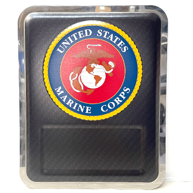 米軍放出品

USMC 壁掛けプレート ブラック

カラー：ブラック

サイズ：約33×27cm

素材：樹脂

アメリカ海兵隊のロゴが入ったかっこいい1品。

下部に写真等を貼れるスペースがございます。

裏面には壁掛け用の穴、ホログラムございます。

※米軍放出品の為、画像の程度とは若干異なる場合がございますので予めご了承下さい。
(キズ、へこみ、汚れ、穴あき、ほつれ、文字書入れ(名前、ナンバー)など