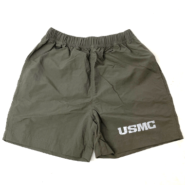 ミリカジオリジナル！

US MARINE CORPS イージーショートパンツ OD

カラー：OD
プリント：シルバー

サイズ：S/M /L/XL
S：総丈43cm 適応ウエスト72-76cm 股下13cm 股ワタリ34cm
M：総丈46cm 適応ウエスト76-81cm 股下15cm 股ワタリ35cm
L：総丈48cm 適応ウエスト81-87cm 股下17cm 股ワタリ36cm
XL：総52cm 適応ウエスト87-93cm 股下19cm 股ワタリ38cm

素材：ナイロン 100％ グログランクロス

アメリカ軍トレーニングショートパンツをモチーフに作りました。
プリントロゴのフォントも実物品に近づけて再現しております。

右ウエストにはDリング、ヒップポケットはジッパー付き
機能性は実物品以上です。

老若男女が普段使いできるように、
短すぎず、横に広がりすぎないサイズ感で、
街中、スポーツ、キャンプなど様々なシーンで活躍できるヘビロテ間違いなしの一品です！

