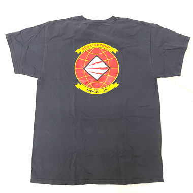 米軍放出品

RED LIGHTNING MWCS-38 プリントTシャツ ブラック

カラー：ブラック

サイズ：L
着丈:約69cm 身幅:約53cm 肩幅:約50cm 袖丈:約19cm

素材：コットン100%

胸ワンポイント、バックにプリントございます。

若干色褪せ感じますが古着として十分にお楽しみいただけます。

※米軍放出品の為、画像の程度とは若干異なる場合がございますので予めご了承下さい。
(キズ、へこみ、汚れ、穴あき、ほつれ、色味、文字書き入れなど)