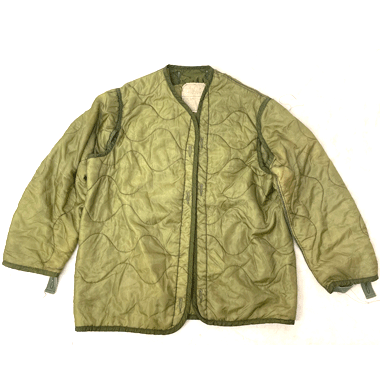 米軍放出品　軍用実物

US LINER COLD WEATHER COAT M65 キルティングライナー OD

カラー：OD

サイズ：S
着丈：約67cm 身幅：約57cm
肩幅：約44cm 袖丈：約55cm

素材：ポリエステル　ナイロン

DSA-1976

M65ジャケット キルティング ライナー
LINER COAT COLD WEATHER MENS FIELD

M65ジャケット専用キルティングライナー、裏側にあるボタンで取り付けが可能な保温性インナー、軽量でとても暖かく着心地も良いので寒い冬には最適なライナーです。

お手持ちのM65フィールドジャケットにいかがでしょうか?

ファッションではライナーのみで着用されることも多いキルトライナー。冬には必須アイテム。

※フロント中央、右腕にほつれあり

※米軍放出品の為、画像の程度とは若干異なる場合がございますので予めご了承下さい。
(キズ、へこみ、汚れ、穴あき、ほつれ、文字書入れ(名前、ナンバー)など