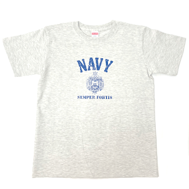 ミリカジオリジナル

U.S FORCES SERIES T-SHIRT NAVY Tシャツ

US NAVAL ACADEMY アメリカ海軍及び海兵隊士官学校

カラー：オートミール

サイズ：S /M /L/XL
S　着丈:約65cm　身幅:約47cm　肩幅:約43cm　袖丈:約19cm
M　着丈:約69cm　身幅:約52cm　肩幅:約46cm　袖丈:約21cm
L　着丈:約73cm　身幅:約55cm　肩幅:約49cm　袖丈:約21cm
XL 着丈:約76cm　身幅:約60cm　肩幅:約55cm　袖丈:約22.5cm

素材：コットン98%　ポリエステル2%

6.2oz

首元はダブルステッチで、毛羽立ちを抑えるコーマ糸を採用

「シンプル イズ ベスト」。

ミリタリーコーディネートには欠かせないシンプルロゴTシャツ。

キャンプ、サバゲー、近場でのお買い物、お散歩。
色々なシーンでお楽しみください。

デニムパンツでブラックコンバース。
オリーブカラーのベイカー、カーゴパンツでも。

当店オリジナルのショートパンツと合わすのもおすすめです。
