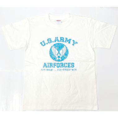 ミリカジオリジナル

U.S FORCES SERIES T-SHIRT USAAF

ARMY AIRFORCE Tシャツ

カラー：バニラホワイト

サイズ：S /M /L/XL
S　着丈:約65cm　身幅:約47cm　肩幅:約43cm　袖丈:約19cm
M　着丈:約69cm　身幅:約52cm　肩幅:約46cm　袖丈:約21cm
L　着丈:約73cm　身幅:約55cm　肩幅:約49cm　袖丈:約21cm
XL 着丈:約76cm　身幅:約60cm　肩幅:約55cm　袖丈:約22.5cm

素材：コットン100%

6.2oz

首元はダブルステッチで、毛羽立ちを抑えるコーマ糸を採用

「シンプル イズ ベスト」。

ミリタリーコーディネートには欠かせないシンプルロゴTシャツ。

キャンプ、サバゲー、近場でのお買い物、お散歩。
色々なシーンでお楽しみください。

デニムパンツでブラックコンバース。
オリーブカラーのベイカー、カーゴパンツでも。
迷彩パンツもおすすめ。

当店オリジナルのショートパンツと合わすのもおすすめです。