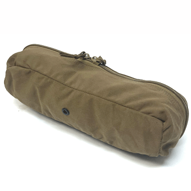 米軍放出品

ユーティリティーポーチ MOLLE 対応 コヨーテ

カラー：コヨーテ

サイズ：約31×11×9cm

素材；ナイロン

縦長ポーチ

モール対応、裏面のウェビングは5段

※米軍放出品の為、画像の程度とは若干異なる場合がございますので予めご了承下さい。
(キズ、へこみ、汚れ、穴あき、ほつれ、色味、文字書き入れなど)