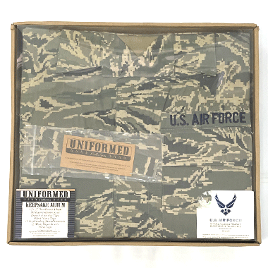 米軍放出品

USAF BDU JACKET KEEPSAKE ALBUM アルバム 

カラー：ABU

サイズ：約32×36cm

新品未使用品

アメリカ空軍のBDUジャケットがアルバムになったマニアには堪らない一品です！

機体の写真やサバゲーチームなどのアルバムとして！

襟部分から見えるインナーもしっかりこだわっているのがわかりますね！

※米軍放出品の為、画像の程度とは若干異なる場合がございますので予めご了承下さい。
(キズ、へこみ、汚れ、穴あき、ほつれ、色味、文字書入れ(名前、ナンバー)など