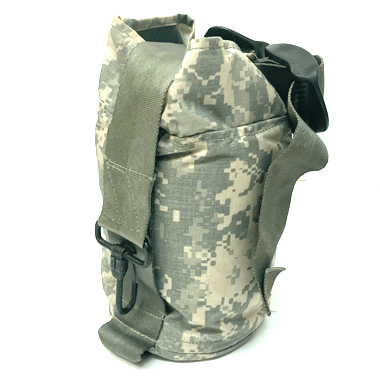 米軍放出品

US ARMY ミリタリーポーチ ACU

カラー：ACU

サイズ：約27cm　直径15cm
ベルト幅：約5cm　フック全長：約8.5cm

素材：ナイロン

ITW バックル

収納ポーチのヘッド部分かと思われます。

丈夫なフック、大きなバックル付きでベルトで絞ることができます。

色々な用途で使用できそうです。

※米軍放出品の為、画像の程度とは若干異なる場合がございますので予めご了承下さい。
(キズ、へこみ、汚れ、穴あき、ほつれ、色味、文字書入れ(名前、ナンバー)など
