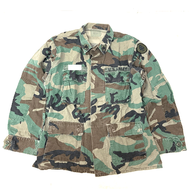 米軍放出品 軍用実物

US ARMY COAT HOT WEATHER BDUジャケット 90s ワッペン付き ウッドランド

カラー：ウッドランド

サイズ：M-R
着丈:約71cm 身幅:約55cm 肩幅:約45cm 袖丈:約58cm

素材：コットン100%

リップストップ生地

ブランチテープ、襟章、肩に部隊章ワッペン付き

※米軍放出品の為、画像の程度とは若干異なる場合がございますので予めご了承下さい。
(キズ、へこみ、汚れ、穴あき、ほつれ、色味、文字書き入れなど)