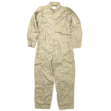 米軍放出品 軍用実物

US NAVY COVERALLS FLYING MENS SUMMER カバーオール TAN

カラー：TAN

サイズ：40S
総丈：約142cm　身幅：約49cm　肩幅：約46cm　袖丈：約52cm
股下：約49cm

CONMARジッパー使用

胸、ウエスト、足回りに計7か所のポケット

左腕にシガレットポケット、両袖はジッパーフライで拡張できます。

脇部分はベンチレーション機能で4か所にホールございます。

ウエストには内側から着用している衣服から物が取り出しやすいように20cmほどのジッパーがございます。

ウエストは3段階でサイズ調節可能です。

※米軍放出品の為、画像の程度とは若干異なる場合がございますので予めご了承下さい。
(キズ、へこみ、汚れ、穴あき、ほつれ、文字書入れ(名前、ナンバー)など