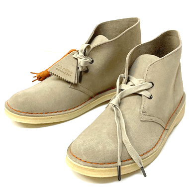 CLARKS DESERT BOOT デザートブーツ サンドスウェード

カラー：サンドスウェード

サイズ：8M/9M

素材：スウェード

ヒール高さ：2.5cm　重さ：561g

1950年の発売開始以来、常にカジュアルシューズをリードしてきた英国を代表する靴であるデザートブーツ。

飽きのこないシンプルなデザインは第二次大戦中、英国陸軍に従軍していた「ネイサンクラーク」によるものです。アッパーは着用頻度を重ねるほどに柔らかさを増していくカウレザー、天然ゴムから作られたクレープソールの柔軟な履き心地も特長です。

※サイズ選びのポイント
スニーカーサイズより0.5-1cm小さいサイズを推奨致します。

