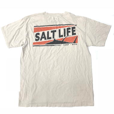 米軍放出品 

SALT LIFE コットン ポケットTシャツ  

カラー：TAN

サイズ：M
着丈：約64cm　身幅：約49cm　肩幅：約45cm　裄丈：約17cm

素材：コットン

胸ワンポイントバックにプリントがざいます。

※左首あたり少し色褪せがございます。

※米軍放出品の為、画像の程度とは若干異なる場合がございますので予めご了承下さい。
(キズ、へこみ、汚れ、穴あき、ほつれ、色味、文字書き入れなど)