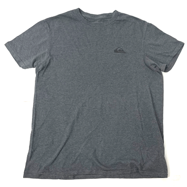 米軍放出品 

QUIKSILVER Tシャツ グレー

カラー：グレー

サイズ：M
着丈：約62cm　身幅：約49cm　肩幅：約42cm　裄丈：約16cm

素材：コットン50% ポリエステル50%

胸ワンポイントプリントがざいます。

※米軍放出品の為、画像の程度とは若干異なる場合がございますので予めご了承下さい。
(キズ、へこみ、汚れ、穴あき、ほつれ、色味、文字書き入れなど)