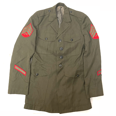 米軍放出品 軍用実物

COAT MANS GREEN POLY/WOOL USMC ドレスジャケット OD

カラー：OD

サイズ：不明
身幅：約49cm　着丈：約79cm
肩幅：約41cm　袖丈：約65cm

素材：ポリ56％　ウール44％

MADE IN USA

式典などで着用されるアメリカ海兵隊のドレスジャケットです。

肩にはエポレット、肩、腕に階級章ワッペン

胸、ウエストにポケット、内側の胸部分にもポケットがございます。

※首内側に色褪せあり。

※米軍放出品の為、画像の程度とは若干異なる場合がございますので予めご了承下さい。
(キズ、へこみ、汚れ、穴あき、ほつれ、色味、文字書入れ(名前、ナンバー)など