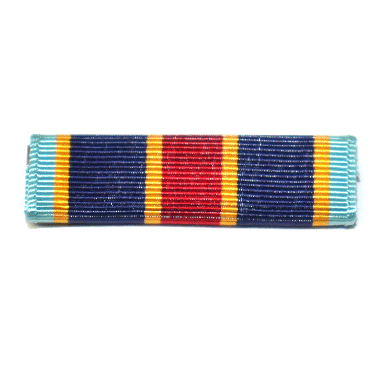 米軍放出品 軍用実物 

略綬リボン Navy and Marine Corps Overseas Service Ribbon 

サイズ：約1×3.5cm

継続または累積で12ヶ月間、海外基地に勤務した兵士に授与されます。

※新品未開封品ですが、汚れがある場合がございます。

PX品の場合あり

※米軍放出品の為、画像の程度とは若干異なる場合がございますので予めご了承下さい。
(キズ、へこみ、汚れ、穴あき、ほつれ、色味、文字書き入れなど)