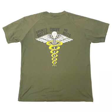 米軍放出品

ミリタリープリントTシャツ MEDIC OD

カラー：OD

サイズ：M
着丈：約62cm　身幅：約51cm　裄丈：約41cm

素材：ポリエステル100％

胸にワンポイント、バックにプリントがございます。

首元色褪せ、ほつれ等ございます。

※米軍放出品の為、画像の程度とは若干異なる場合がございますので予めご了承下さい。
(キズ、へこみ、汚れ、穴あき、ほつれ、文字書入れ(名前、ナンバー)など