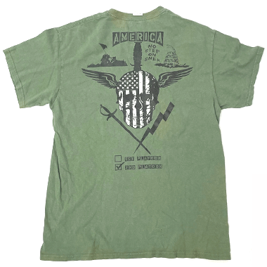 米軍放出品

GILDAN ミリタリープリントTシャツ USMC スカル OD

カラー：OD

サイズ：M
着丈：約65cm　身幅：約48cm　肩幅約45cm　袖丈：約16cm

素材：コットン100％

胸にワンポイント、バックに大きくプリントございます。

※首、右肩、フロントに色褪せがございます。

全体的に使用感ございます。

※米軍放出品の為、画像の程度とは若干異なる場合がございますので予めご了承下さい。
(キズ、へこみ、汚れ、穴あき、ほつれ、文字書入れ(名前、ナンバー)など