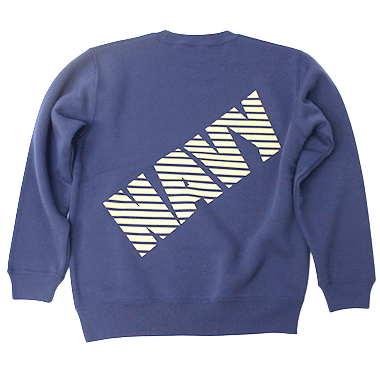 MIRIKAJI ORIGINAL WEAR

U.S NAVY SWEATSHIRT SLASH - indigo スウェットシャツ 裏起毛

カラー：インディゴ

サイズ：S/M/L/XL/XXL
S.    身丈:約63cm　身幅:約52cm　肩幅:約44cm　袖丈:約57cm
M.   身丈:約67cm　身幅:約55cm　肩幅:約48cm　袖丈:約60cm
 L.   身丈:約71cm　身幅:約58cm　肩幅:約52cm　袖丈:約61cm
XL   身丈:約76cm　身幅:約63cm　肩幅:約55cm　袖丈:約62cm
XXL 身丈:約81cm　身幅:約68cm　肩幅:約58cm　袖丈:約63cm

※制作段階で熱を通す工程がございますので上記サイズから約1-2cmの誤差が生じます。予め了承ください。

素材：綿 52％ ポリエステル 48％ 裏起毛

10.0オンス　ダブルステッチ

秋冬には欠かせないふっくらやわらかな裏起毛クルーネックスウェット。

デザインは、シンプルで定番ながらもバックに斜めのロゴを入れ、
少し崩れた遊びのあるミリタリーウェアに仕上げました。

ボディ、プリントの色味は薄めにし、ヴィンテージ、USED感を出しました。

普段使いからリラックスシーンにも活躍するオススメの一着です。




