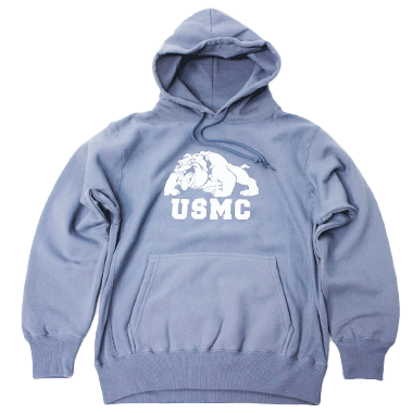 MIRIKAJI ORIGINAL WEAR 

USMC BULLDOG HOODED SWEATSHIRT - stone blue ブルドッグ スウェットシャツ 裏起毛 

カラー： ストーンブルー

サイズ：S/M/L/XL/XXL
S      身丈:約66cm　身幅:約52cm　肩幅:約47cm　袖丈:約60cm
M     身丈:約69cm　身幅:約55cm　肩幅:約50cm　袖丈:約61cm
 L     身丈:約72cm　身幅:約58cm　肩幅:約53cm　袖丈:約62cm
XL    身丈:約75cm　身幅:約61cm　肩幅:約56cm　袖丈:約63cm
XXL  身丈:約78cm　身幅:約64cm　肩幅:約59cm　袖丈:約64cm

※制作段階で熱を通す工程がございますので上記サイズから約1-2cmの誤差が生じます。予め了承ください。

綿 75％ ポリエステル 25％、裏起毛

12.0オンス

オープンエンド糸の持つ独特の風合いにより、味のある「ムラ感」と「ザラ感」を楽しむことができる、スウェット好きも納得の一枚。

着込むほどにエイジングを楽しめる厚手フーディ。

USMCのマスコットキャラクター、ブルドッグをプリントしシンプルながらもインパクトのあるデザインに。

ボディーの色も、少し古着のような風合いでどの服装にもマッチしてくれる一着です。



