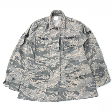 米軍放出品 軍用実物

COAT MANS UTILITY AIR FORCE CAMO BDUジャケット 階級章付き ABU レディース

カラー：ABU

サイズ：2L
着丈:約70cm 身幅:約46cm 肩幅:約34cm 袖丈:約58cm

素材：ナイロン50% コットン50%

レディース

リップストップ

ブランチテープ、階級章、技術章付き

※袖にインク汚れあり

※米軍放出品の為、画像の程度とは若干異なる場合がございますので予めご了承下さい。
(キズ、へこみ、汚れ、穴あき、ほつれ、文字書入れ(名前、ナンバー)など