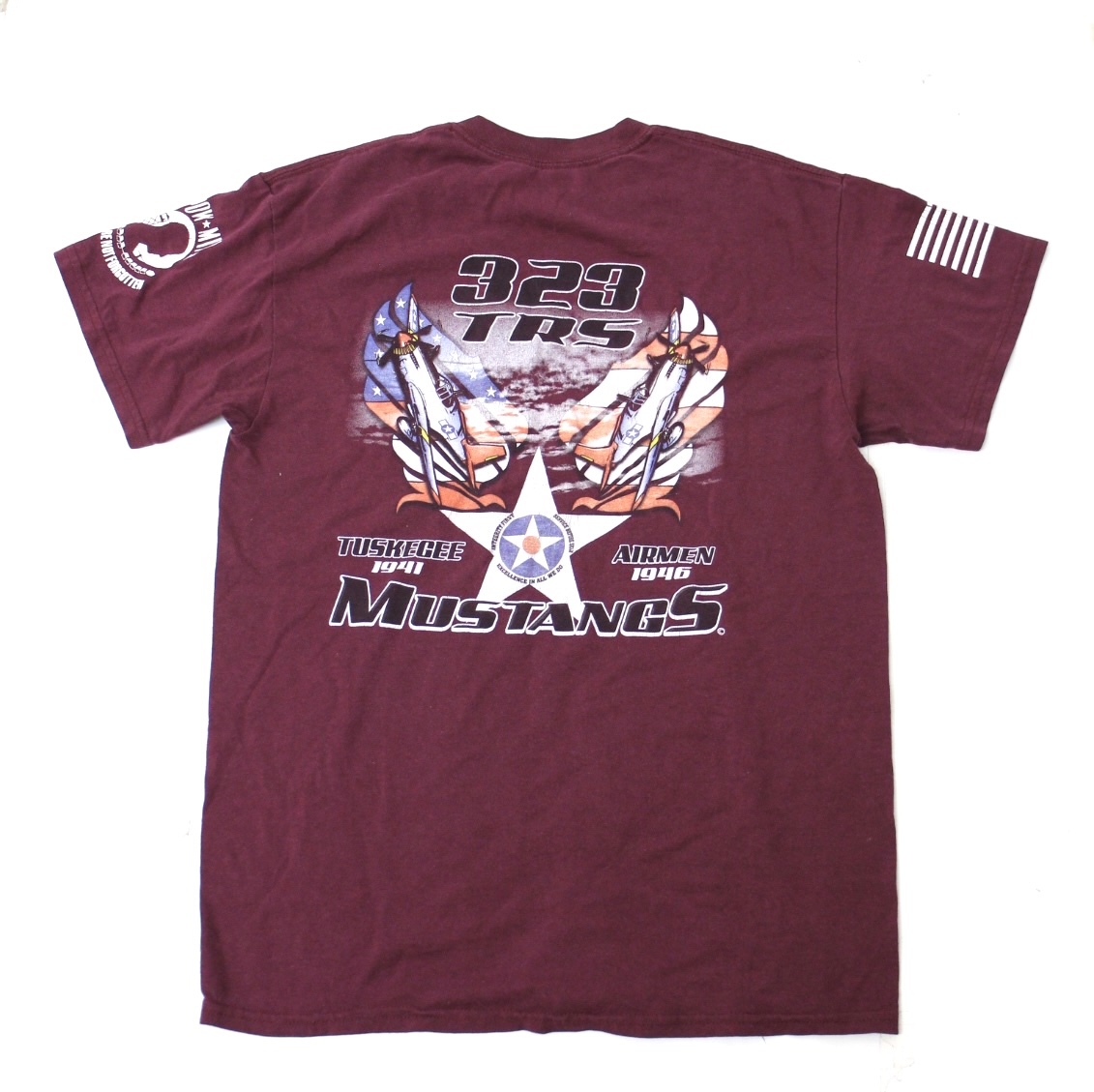 米軍放出品

GILDAN USAF 323 TRS プリントTシャツ バーガンディ

カラー：バーガンディ

サイズ：M
着丈:約64cm 身幅:約48cm 肩幅:約44cm 袖丈:約16cm

素材：コットン50％ ポリエステル50％

古着の丁度いいクタクタ感とプリントのかすれ具合が最高です。

胸にワンポイント、両腕、バックにプリントがございます。

※米軍放出品の為、画像の程度とは若干異なる場合がございますので予めご了承下さい。
(キズ、へこみ、汚れ、穴あき、ほつれ、文字書入れ(名前、ナンバー)など