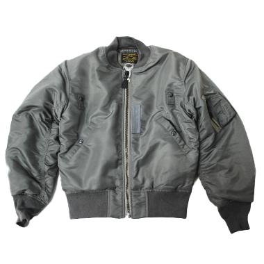 U.S. MA-1 FLIGHT JACKET フライトジャケット

カラー：SAGE

サイズ：S/M/L/XL
S  着丈:62cm 身幅:55cm 肩幅:49cm 袖丈:63cm
M  着丈:64cm 身幅:60cm 肩幅:51cm 袖丈:64cm
L  着丈:66cm 身幅:65cm 肩幅:53cm 袖丈:65cm
XL 着丈:68cm 身幅:70cm 肩幅:55cm 袖丈:66cm

素材：表地 ナイロン100% 裏地 ポリエステル100%
      別布 綿97%、ポリウレタン3%
      リブ アクリル95%、ポリウレタン5%
    詰め物 ポリエステル100%

フライトジャケットの中でも最も有名なモデル,MA-1。

MA-1は第二次世界大戦後に陸軍航空隊から独立して設立されたアメリカ空軍が、パイロット向けに開発したナイロン製のフライトジャケットとなります。

MA-1と言えば、オレンジの裏地を連想する方も多いと思いますが、年代ごとで多くのバリエーションが存在するのもMA-1の特徴です。
その中でもMA-1の最も初期のディテールにこだわり再現。

どっしりとした実物を彷彿とさせる無骨なシルエットを再現しています。

着用した際に袖口に生地が溜まるヴィンテージのフライトジャケットのような着心地になっております。

実物品ではございません。
