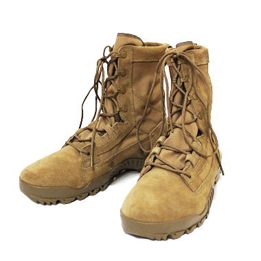 米軍放出品

NIKE SFB JUNGLE 8inch BOOT

カラー：コヨーテ

サイズ：8(約26cm) 9(約27cm)

素材：天然皮革 合成繊維

NIKE社が米特殊部隊向けに開発したSFB(Special Field Boots)。

一般的に流通することがない珍しいモデル、新品で箱付きになります。

独自のアウトソールパターンを採用し、ぬかるみや濡れた路面でも抜群のグリップ力を発揮します。

NIKEらしい優れたクッション性と見た目の重厚感とは裏腹なとても軽い履き心地も魅力です。

※米軍放出品の為、画像の程度とは若干異なる場合がございますので予めご了承下さい。
(キズ、へこみ、汚れ、穴あき、ほつれ、色味、文字書入れ(名前、ナンバー)など