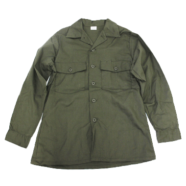 米軍放出品

SHIRT UTILITY DURA PRESS OG-507 1987 ユーティリティーシャツ OD

カラー：OD

サイズ：15 1/2×33
着丈:約78cm 身幅:約58cm 肩幅:約43cm 袖丈:約63cm

素材：ポリエステル50％ コットン50％

ミリタリーを代表するオーソドックスなユーティリティシャツ。

どのコーディネートにも合う1つあれば重宝するアイテムとなっております。

※米軍放出品の為、画像の程度とは若干異なる場合がございますので予めご了承下さい。
(キズ、へこみ、汚れ、穴あき、ほつれ、色味、文字書入れ(名前、ナンバー)など