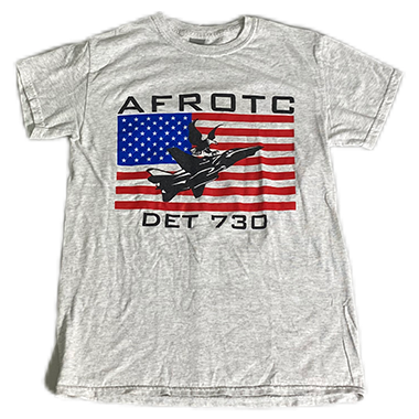 GILDAN

GILDAN AFROTC DET 730 プリントTシャツ

カラー：グレー

サイズ：S/M
S 着丈:約62cm 身幅:約44cm 肩幅:約41cm 袖丈:約15cm
M 着丈:約64cm 身幅:約49cm 肩幅:約44cm 袖丈:約15cm

素材：コットン99％ ポリエステル1％

GILDANボディーのプリントTシャツ。

フロント、バックにプリントがございます。

※画像の程度とは若干異なる場合がございますので予めご了承下さい。
(キズ、へこみ、汚れ、穴あき、ほつれ、文字書入れ(名前、ナンバー)など
