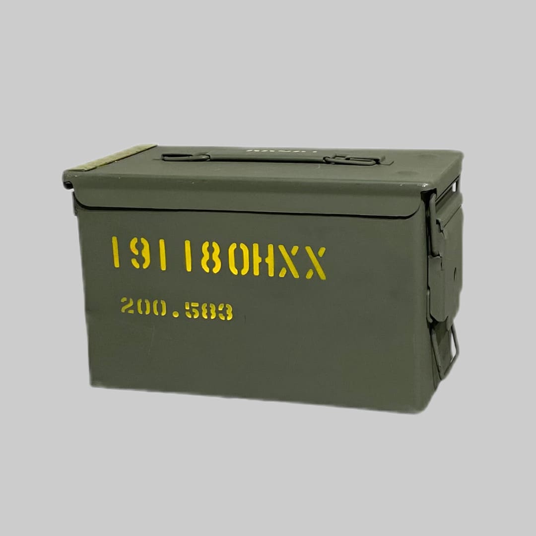 米軍放出品

AMMO BOX ステンシル入り

カラー：OD

サイズ：約15×30×18cm

弾薬を入れる鉄製の弾薬箱。

状態非常に良いです。

工具箱やキャンプ、ガレージやショップなど、使い方次第で雰囲気UPです。

コレクションとしていかがでしょうか。

※軽いへこみがある箇所がございます。

※米軍放出品の為、画像の程度とは若干異なる場合がございますので予めご了承下さい。
(キズ、へこみ、汚れ、穴あき、ほつれ、色味、文字書入れ(名前、ナンバー)など
