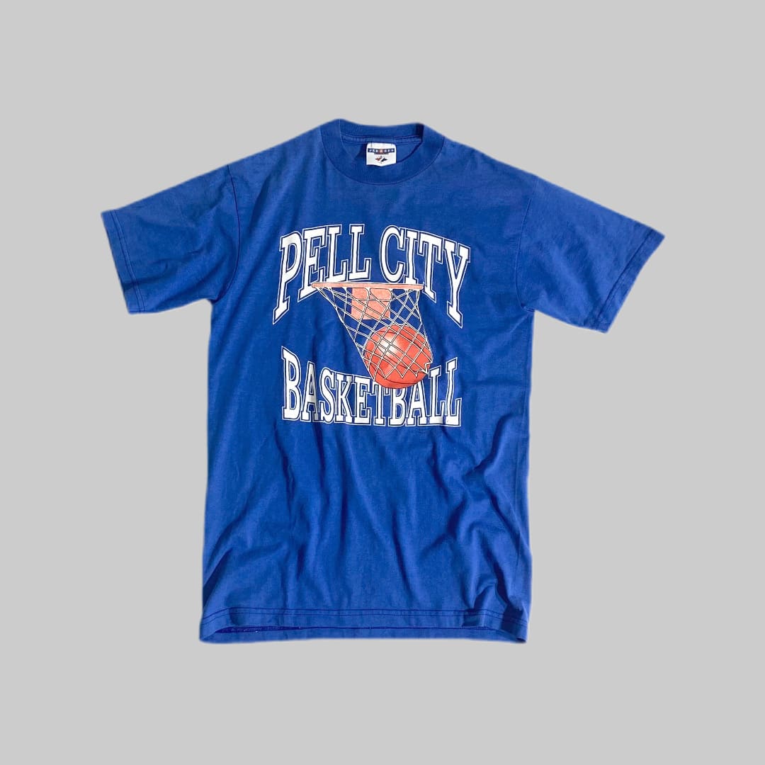 JERZEES

JERZEES PELL CITY BASKETBALL プリントTシャツ

カラー：ブルー

サイズ：不明
着丈：約65cm　身幅：約45cm　肩幅：約43cm　袖丈：約19cm

素材：コットン50％　ポリエステル50％

フロントとバックにプリントがございます。

※画像の程度とは若干異なる場合がございますので予めご了承下さい。
(キズ、へこみ、汚れ、穴あき、ほつれ、文字書入れ(名前、ナンバー)など
