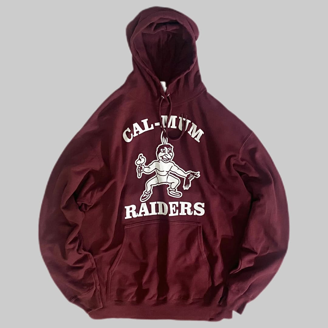 PORT&COMPANY

CAL-MUM RAIDERS HOODED SWEATSHIRT

カラー：エンジ

サイズ：L
着丈：約68cm　身幅：約60cm　肩幅：約58cm　袖丈：約63cm

素材：コットン50％　ポリエステル50％

日本では取り扱いが少なく、アメリカではリーズナブルな価格帯と
豊富なアイテム数でポピュラーなブランドとして親しまれている
アパレルメーカーPORT&COMPANY。

アイテム自体は、アメリカのCal-Mum Center Schoolの
チームシャツのようなものかと思われます。

※画像の程度とは若干異なる場合がございますので予めご了承下さい。
(キズ、へこみ、汚れ、穴あき、ほつれ、文字書入れ(名前、ナンバー)など


