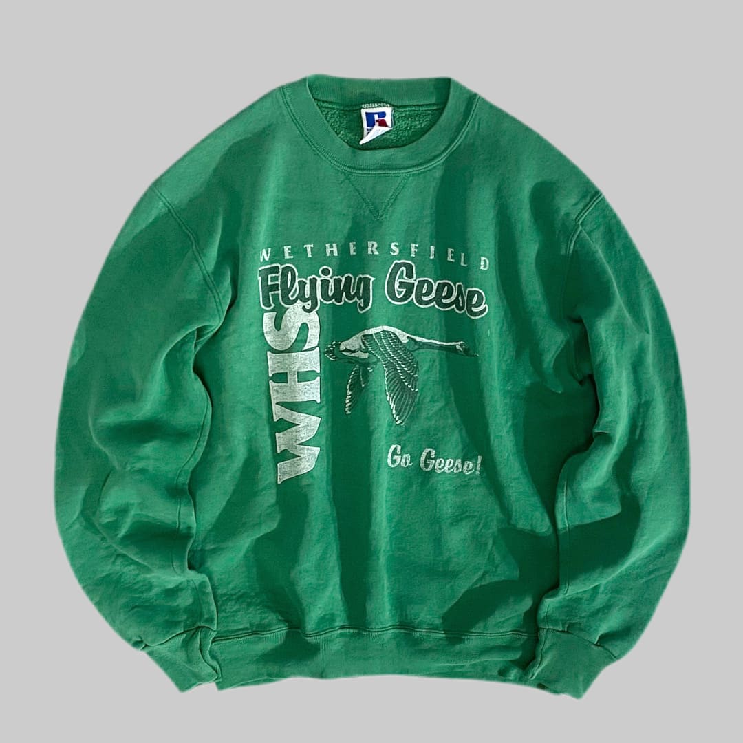 RUSSELL ATHLETIC

WETHERSFIELD Flying Geese SWEATSHIRT

カラー：グリーン

サイズ：M
着丈：約59cm　身幅：約50cm　肩幅：約48cm　袖丈：約57cm

素材：コットン43％　ポリエステル44％　レーヨン13％

MADE IN USA

RUSSELLボディーのスウェットシャツ。

フロントには、WETHERSFIELD Flying Geeseのプリント。

WETHERSFIELDはアメリカのコネチカット州
ハートフォード郡にある町で、WETHERSFIELD学区の
マスコット「フライング」のスウェットシャツになります。

古着王道のスウェットシャツではなく、ローカル感満載なアイテムです。

※画像の程度とは若干異なる場合がございますので予めご了承下さい。
(キズ、へこみ、汚れ、穴あき、ほつれ、文字書入れ(名前、ナンバー)など


