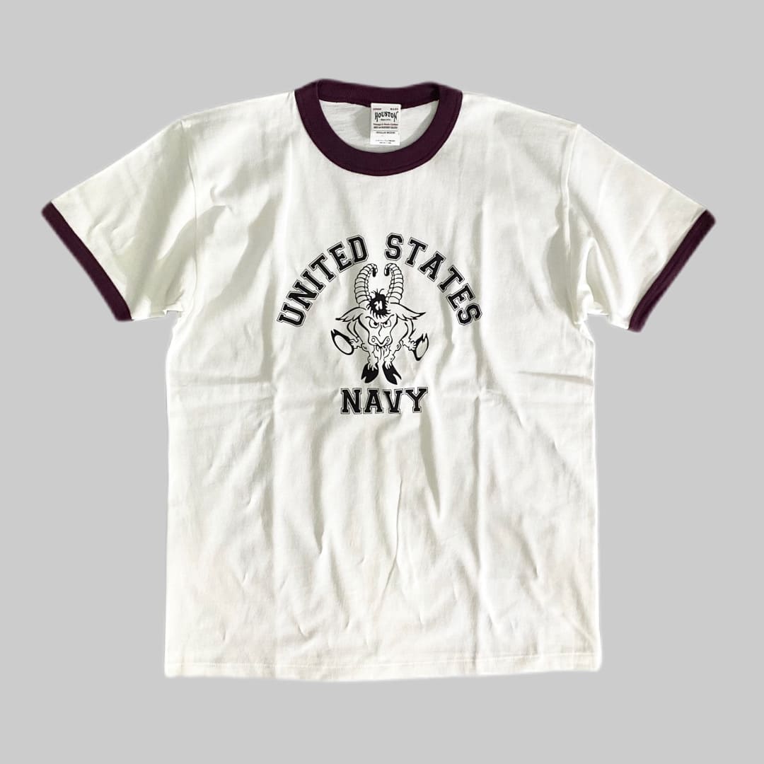 HOUSTON

HOUSTON RINGER PRINT S/S TEE U.S.NAVY

カラー：エンジ

サイズ：M/L/XL
  M  着丈：約65cm　身幅：約49cm　肩幅：約43cm　袖丈：約19cm
  L　着丈：約68cm　身幅：約51cm　肩幅：約47cm　袖丈：約20cm
XL　着丈：約72cm　身幅：約54cm　肩幅：約50cm　袖丈：約21cm

素材：コットン100％

アメカジを代表するTシャツのひとつ、「リンガーTシャツ」。

ネックや袖口に差し色のパイピングがデザインされた
リンガーTシャツに、ヒューストンらしいミリタリーモチーフの
プリントを施したアイテム。

ボディの生地はもちろん、襟周りや袖口、プリント部分など、
様々な箇所のエイジングが楽しめる一着になっております。
