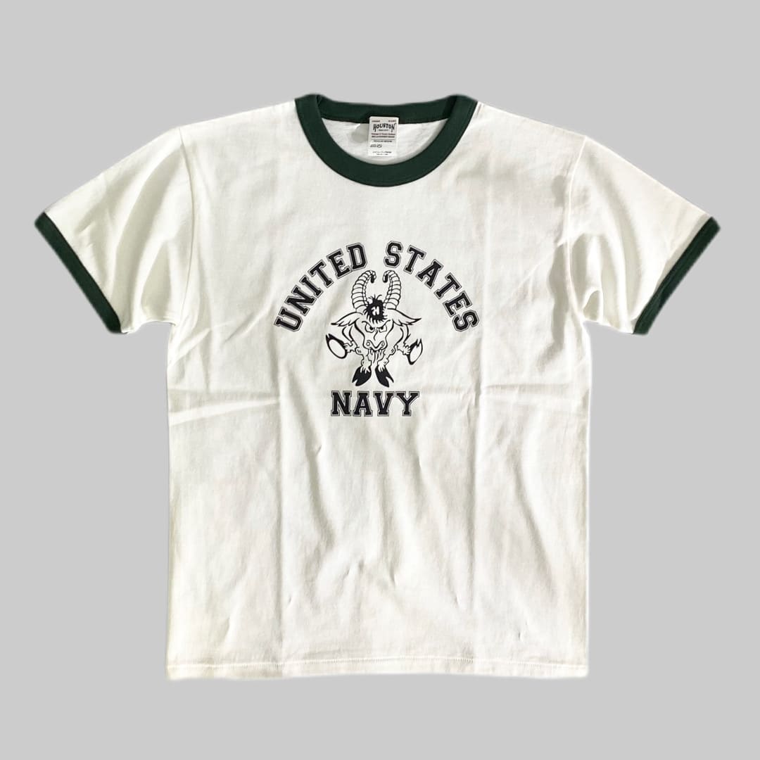 HOUSTON

HOUSTON RINGER PRINT S/S TEE U.S.NAVY

カラー：グリーン

サイズ：M/L/XL
  M  着丈：約65cm　身幅：約49cm　肩幅：約43cm　袖丈：約19cm
  L　着丈：約68cm　身幅：約51cm　肩幅：約47cm　袖丈：約20cm
XL　着丈：約72cm　身幅：約54cm　肩幅：約50cm　袖丈：約21cm

素材：コットン100％

アメカジを代表するTシャツのひとつ、「リンガーTシャツ」。

ネックや袖口に差し色のパイピングがデザインされた
リンガーTシャツに、ヒューストンらしいミリタリーモチーフの
プリントを施したアイテム。

ボディの生地はもちろん、襟周りや袖口、プリント部分など、
様々な箇所のエイジングが楽しめる一着になっております。
