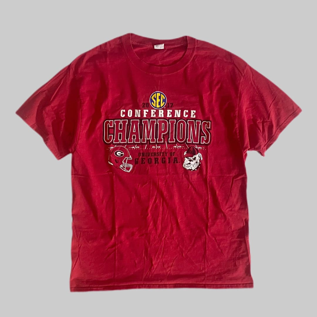 Hanes

UNIVERSITY OF GEORGIA ジョージア大学 カレッジプリントTシャツ

カラー：レッド

サイズ：L
着丈：約68cm　身幅：約50cm　肩幅：約49cm　袖丈：約20cm

素材：コットン

Hanesジョージア大学のプリントTシャツ。

古着定番のカレッジプリントになります。

※画像の程度とは若干異なる場合がございますので予めご了承下さい。
(キズ、へこみ、汚れ、穴あき、ほつれ、文字書入れ(名前、ナンバー)など

