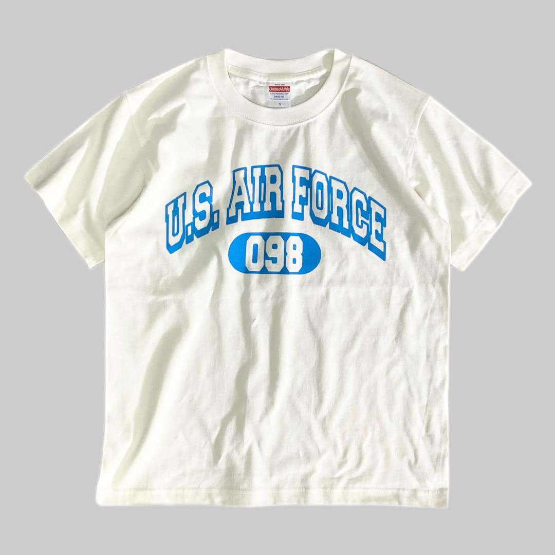 MIRIKAJI ORIGINAL WEAR 

U.S AIRFORCE AREA CODE『098』プリントTシャツ

カラー：バニラホワイト

サイズ：S / M / L / XL
S　着丈:約65cm　身幅:約47cm　肩幅:約43cm　袖丈:約19cm
M　着丈:約69cm　身幅:約52cm　肩幅:約46cm　袖丈:約21cm
L　着丈:約73cm　身幅:約55cm　肩幅:約49cm　袖丈:約21cm
XL 着丈:約76cm　身幅:約60cm　肩幅:約55cm　袖丈:約22.5cm

素材：コットン100％

6.2oz

ミリカジオリジナルのプリントTシャツ。

沖縄の市外局番「098」とミリタリーのコラボ。

ミリタリーとの繋がりが長い沖縄だからこそ生まれたデザインです。

普段使いからリラックスシーンにも活躍するオススメの一着。

お土産にもオススメです。
