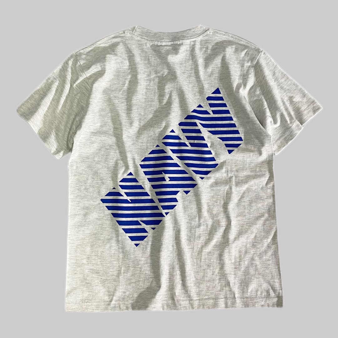 MIRIKAJI ORIGINAL WEAR 

U.S NAVY DIAGONAL LINE S/S TEE

カラー：オートミール

サイズ：S / M / L /XL
S　着丈:約65cm　身幅:約47cm　肩幅:約43cm　袖丈:約19cm
M　着丈:約69cm　身幅:約52cm　肩幅:約46cm　袖丈:約21cm
L　着丈:約73cm　身幅:約55cm　肩幅:約49cm　袖丈:約21cm
XL 着丈:約76cm　身幅:約60cm　肩幅:約55cm　袖丈:約22.5cm

素材：コットン100％

6.2oz

ミリカジオリジナルのプリントTシャツ。

デザインは、シンプルで定番ながらもバックに斜めのロゴを入れ、
少し崩れた遊びのあるミリタリーウェアに仕上げました。

普段使いからリラックスシーンにも活躍するオススメの一着です。
