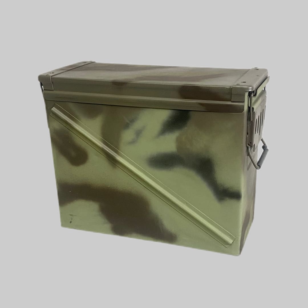 米軍放出品

AMMO BOX 弾薬箱

カラー：OD

サイズ：約21×46×37cm

弾薬を入れる鉄製の弾薬箱。

工具箱やキャンプ、ガレージやショップなど、使い方次第で雰囲気UPです。

コレクションとしていかがでしょうか。

※米軍放出品の為、画像の程度とは若干異なる場合がございますので予めご了承下さい。
(キズ、へこみ、汚れ、穴あき、ほつれ、色味、文字書入れ(名前、ナンバー)など