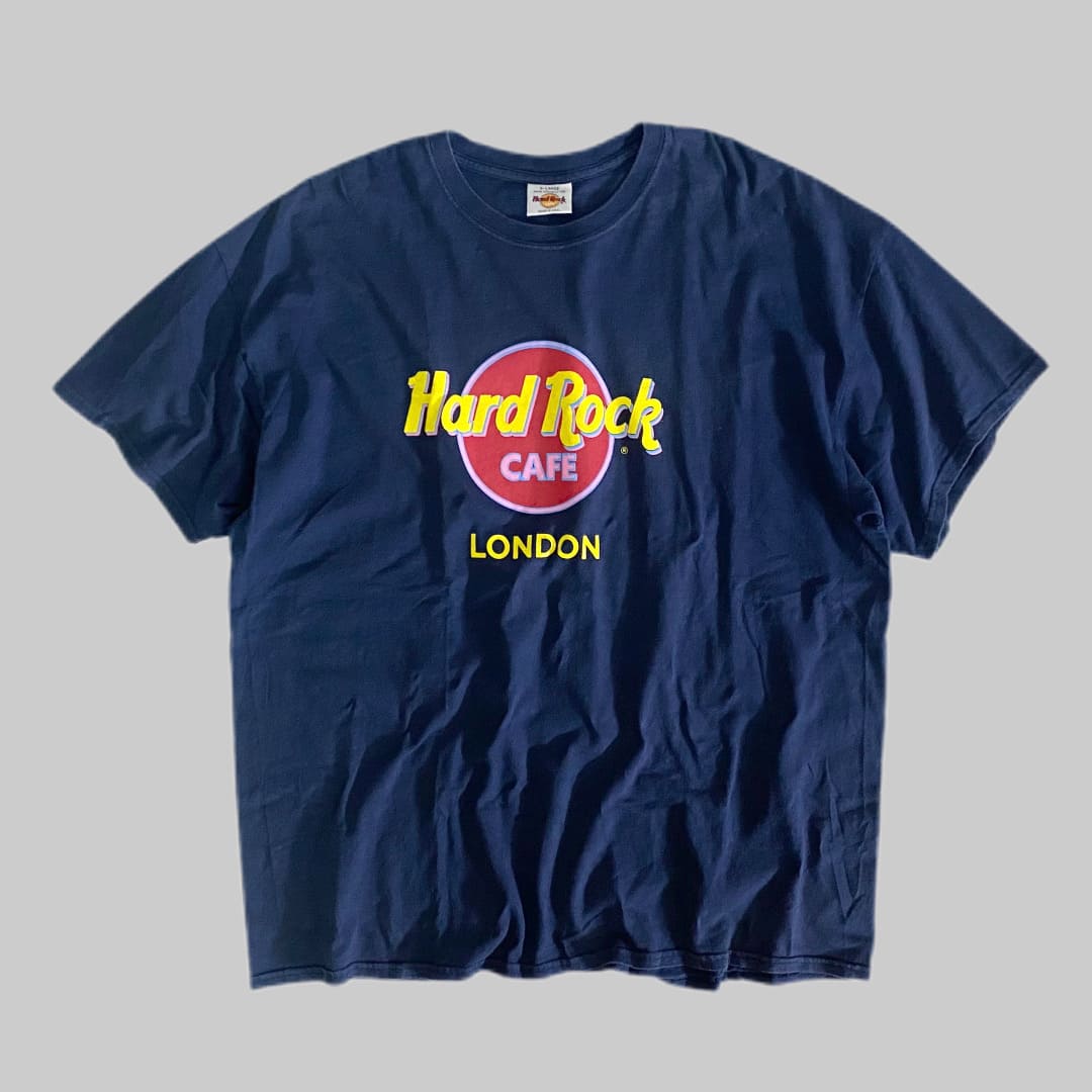 Hard Rock CAFE

【Hard Rock CAFE】S/S TEE LONDON

カラー：ネイビー

サイズ：XL
着丈：約75cm　身幅：約62cm　肩幅：約63cm　袖丈：約20cm

素材：コットン100％

MADE IN USA

Hard Rock CAFE のプリントTシャツ。

フロントに人気のHard Rock CAFE LONDONのロゴプリント。

プリントも可愛いらしい色味で、
ネイビーボディーにマッチしています。

男女共に楽しんでお使いいただけるアイテムです。

※画像の程度とは若干異なる場合がございますので予めご了承下さい。
(キズ、へこみ、汚れ、穴あき、ほつれ、文字書入れ(名前、ナンバー)など
