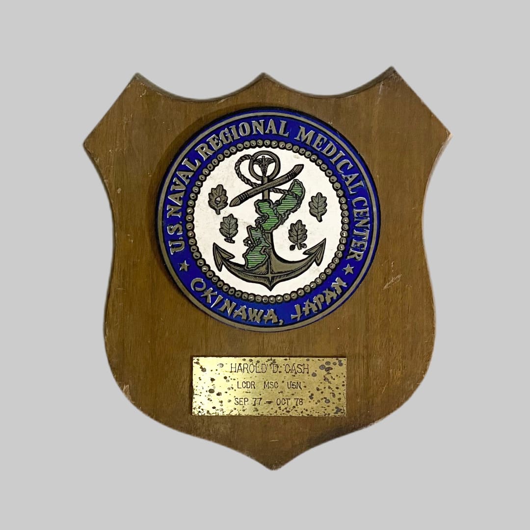 米軍放出品

U.S. NAVAL REGIONAL MEDICAL CENTER OKINAWA JAPAN 記念品 70s

カラー：ブラウン

サイズ：約26×25×2cm

素材：木製

沖縄県宜野湾市にある軍用病院Naval Hospital Okinawa。

表彰として贈呈された記念品のようなものです。

70sでかなり古いアイテムになります。

沖縄ならではの放出品で、珍しいレア物です。

※米軍放出品の為、画像の程度とは若干異なる場合がございますので予めご了承下さい。
(キズ、へこみ、汚れ、穴あき、ほつれ、色味、文字書き入れなど)