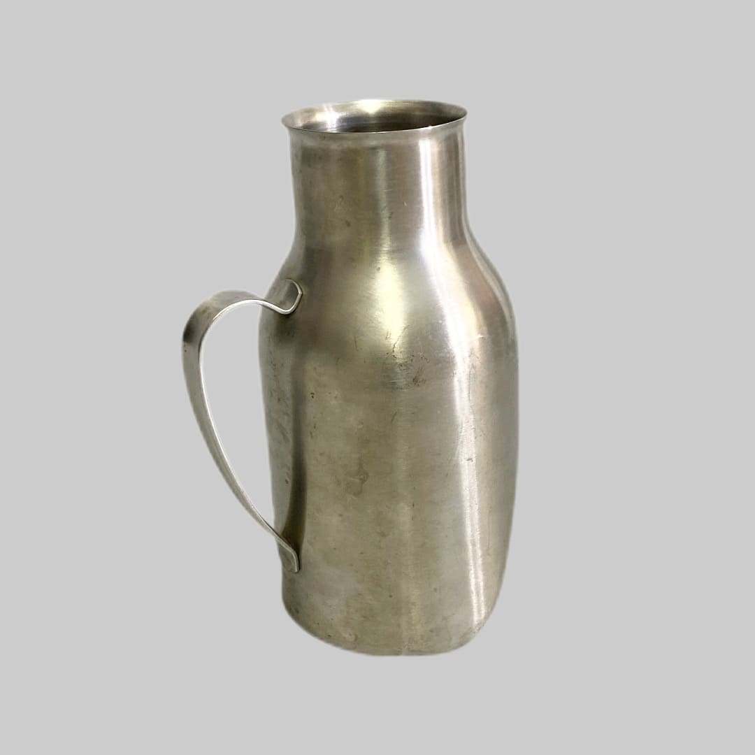 米軍放出品

U.S.BICO Stainless Steel Male Urinal

カラー：シルバー

サイズ：約8×16×23cm

素材：ステンレス

ベトナム時代のBICO社製、男性用小便器。

恐らく60年後半のものかと思われます。

花瓶やインテリアなど、色々な使い方ができるので
オススメです。

滅多に見れないレアなアイテムです。

当店でも1度食器用洗剤で細かく洗浄後、自然乾燥と直射日光に当て、最後にアルコール除菌しております。

※米軍放出品の為、画像の程度とは若干異なる場合がございますので予めご了承下さい。
(キズ、へこみ、汚れ、穴あき、ほつれ、色味、文字書き入れなど)
