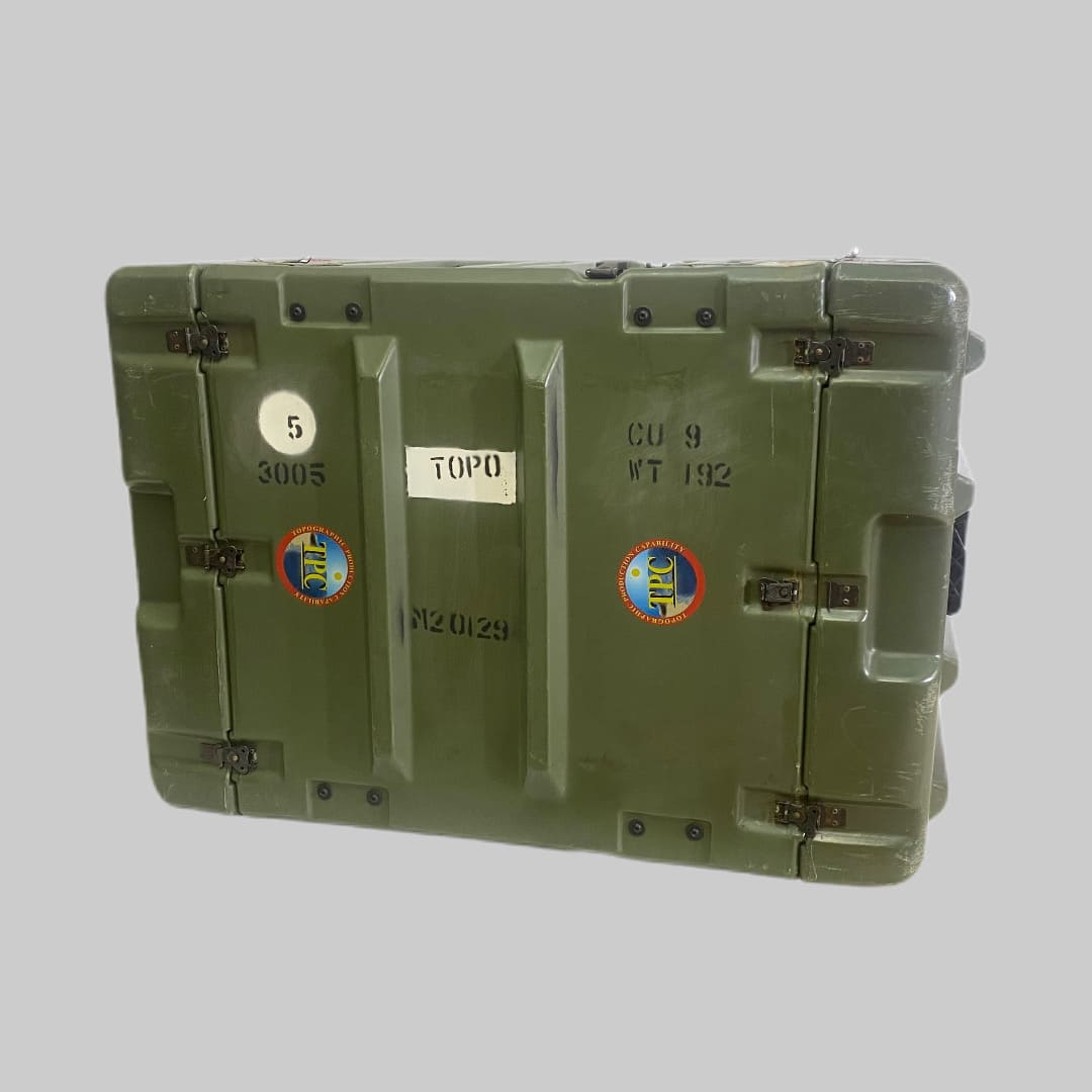 米軍放出品

HARDIGG CASES 大型ミリタリーボックス

カラー：OD

サイズ：約43×96×68cm

大型で丈夫なミリタリーボックス。

フタは取り外しが可能で、回転式つまみでフタを固定するタイプです。

ボックス両端には取手が付いているので、持ち運び便利です。

コレクション、ガレージ用などにもオススメです。

※中古品は中にサビ、片方の取手が1つ外れております。
  取手は2つ付いているので、持ち運びに支障はございません。

※米軍放出品の為、画像の程度とは若干異なる場合がございますので予めご了承下さい。
(キズ、へこみ、汚れ、穴あき、ほつれ、色味、文字書入れ(名前、ナンバー)など