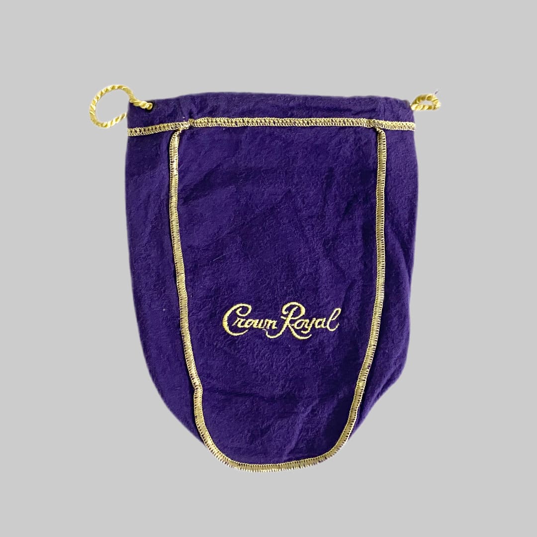 Crown Royal

【Crown Royal】ウイスキー巾着袋

カラー：パープル

サイズ：約21×17cm

カナディアンウイスキーCrown Royalのボトルを入れる巾着袋。

丁度良いサイズ感なので、小物入れやポーチとしても
お使いいただけます。

※画像の程度とは若干異なる場合がございますので予めご了承下さい。
(キズ、へこみ、汚れ、穴あき、ほつれ、文字書入れ(名前、ナンバー)など
