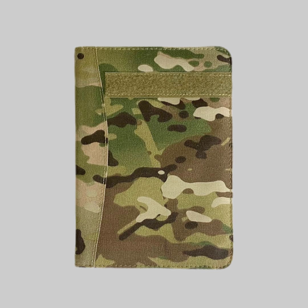 米軍放出品

MERCURY TACTICAL GEAR バインダーケース

カラー：マルチカム

サイズ：約22×16×2cm

MERCURY TACTICAL GEARのバインダーケース。

ボールペン付き。

細かい書類など入れるのに便利なアイテムです。

※米軍放出品の為、画像の程度とは若干異なる場合がございますので予めご了承下さい。
(キズ、へこみ、汚れ、穴あき、ほつれ、文字書入れ(名前、ナンバー)など