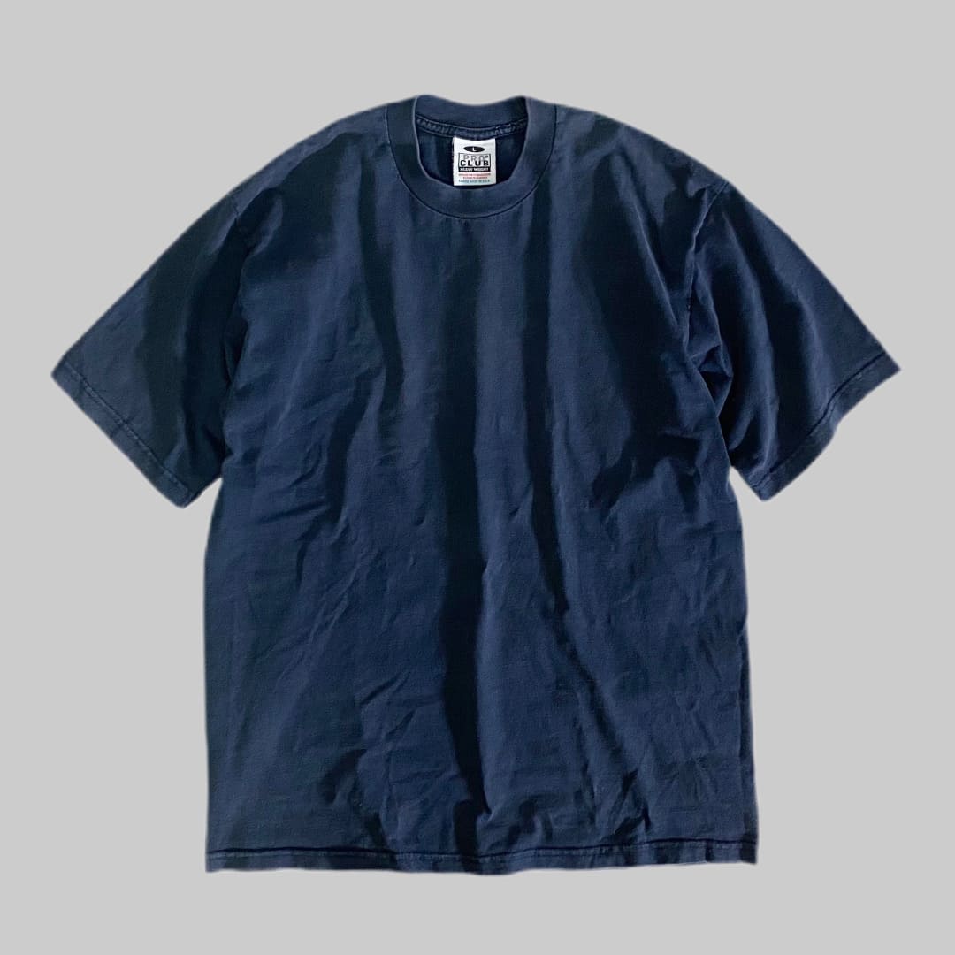 PRO CLUB

【PRO CLUB】HEAVY WEIGHT S/S CREW NECK T-SHIRT

カラー：ネイビー

サイズ：L
着丈：約71cm　身幅：約54cm　肩幅：約50cm　袖丈：約24cm

素材：コットン100％

MADE IN USA

6.5オンスのヘビーウェイト素材の無地Tシャツ。

コットン100％の着心地の良さと耐久性の高さが魅力です。

クルーネックのシンプルなTシャツなので、
トップスとしてもインナーとしても使用でき、
普段使いはもちろんスポーツウェア、作業着としても活躍します。

※画像の程度とは若干異なる場合がございますので予めご了承下さい。
(キズ、へこみ、汚れ、穴あき、ほつれ、文字書入れ(名前、ナンバー)など
