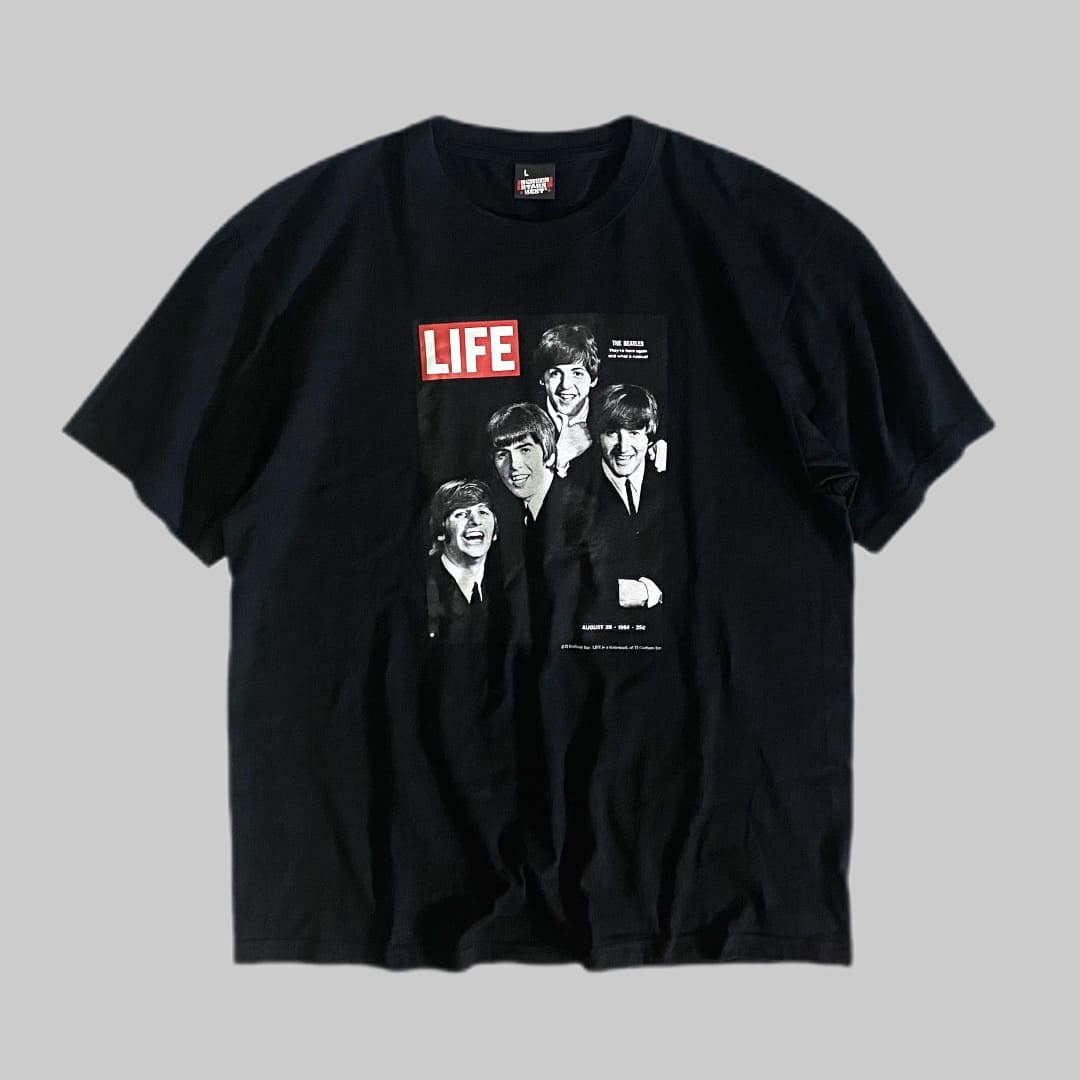 SCREEN STARS

【SCREEN STARS】THE BEATLES S/S TEE

カラー：ブラック

サイズ：L
着丈：約72cm　身幅：約58cm　肩幅：約55cm　袖丈：約23cm

素材：コットン100％

アメリカの老舗ボディブランドSCREEN STARS と
アメリカのカルチャー誌LIFEのアーカイブから
世界的なロックバンドであるビートルズが
1964年にLIFE誌の表紙を飾った時の写真を使ったTシャツです。

ゆったりとしたサイズ感に作られており、
肌触りの良いコットンボディで着心地抜群です。

※画像の程度とは若干異なる場合がございますので予めご了承下さい。
(キズ、へこみ、汚れ、穴あき、ほつれ、文字書入れ(名前、ナンバー)など




