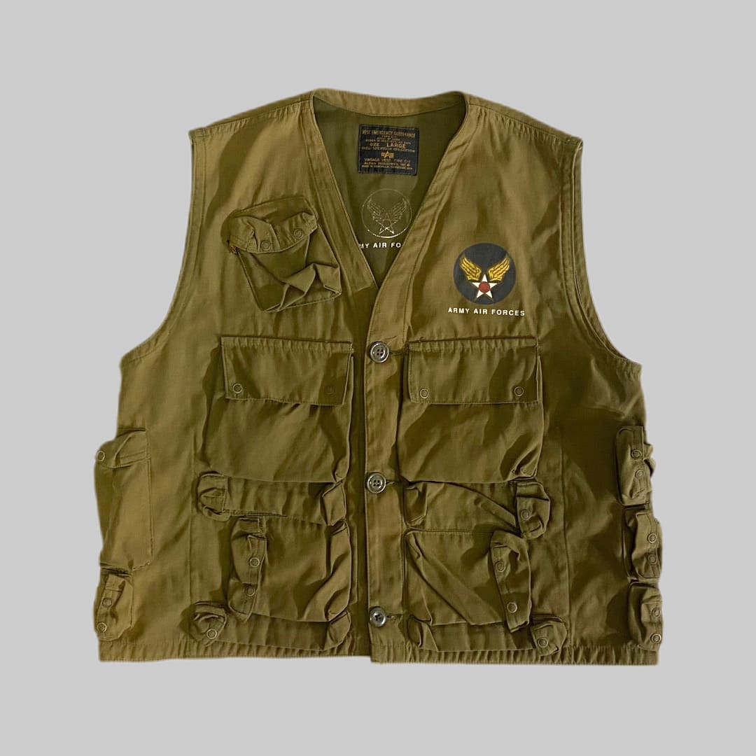 ALPHA

【ALPHA】VINTAGE VEST TYPE C-1 90s

カラー：ブラウン

サイズ：L
着丈：約56cm　身幅：約40cm　肩幅：約55cm　

素材：ナイロン52％　コットン48％

MADE IN USA

1993年、ALPHA社製の民生用VINTAGE VEST TYPE C-1 。

Vest Emergency Sustenanceの表記通り、サバイバルベストになります。

当時の世界的なビンテージブームの中、
ALPHA社がVintageタイプを復刻発売したアイテムです。

胸には、ARMY AIR FORCES エアファースマークが入り、
SurvivalとE&E(Escape and Evasion)に基づいて発達したC-1ベストになります。

※画像の程度とは若干異なる場合がございますので予めご了承下さい。
(キズ、へこみ、汚れ、穴あき、ほつれ、文字書入れ(名前、ナンバー)など
